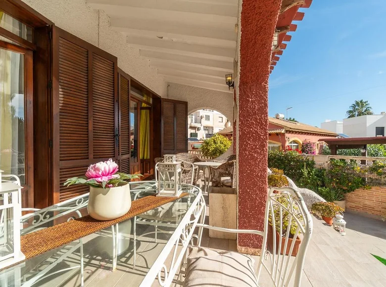 Villa de tres dormitorios 179 m² Orihuela, Španjolska