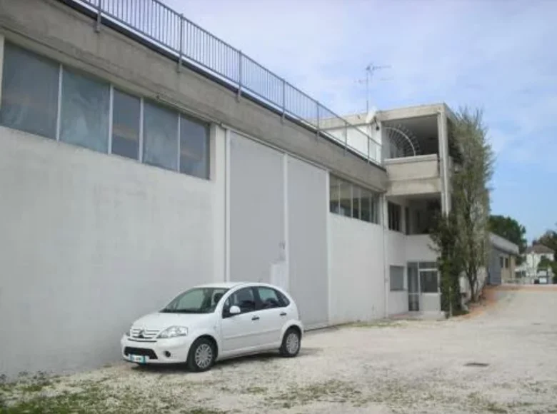 Коммерческое помещение 2 300 м² Терни, Италия