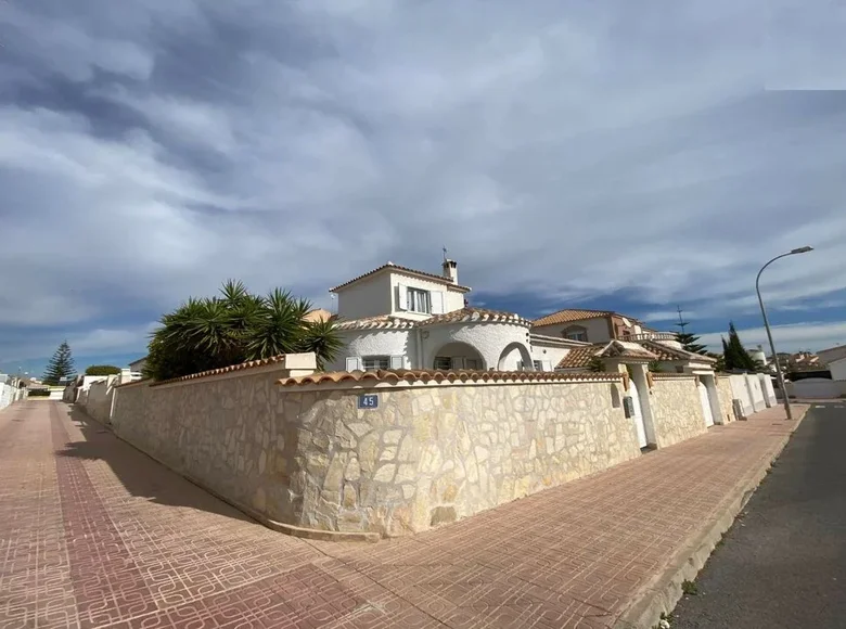 Willa 2 pokoi 230 m² Torrevieja, Hiszpania