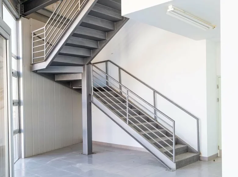 Almacén 1 210 m² en Agia Varvara, Chipre