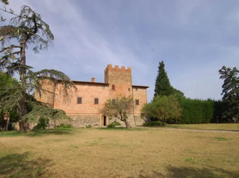Nieruchomości inwestycyjne 7 676 m² Florencja, Włochy