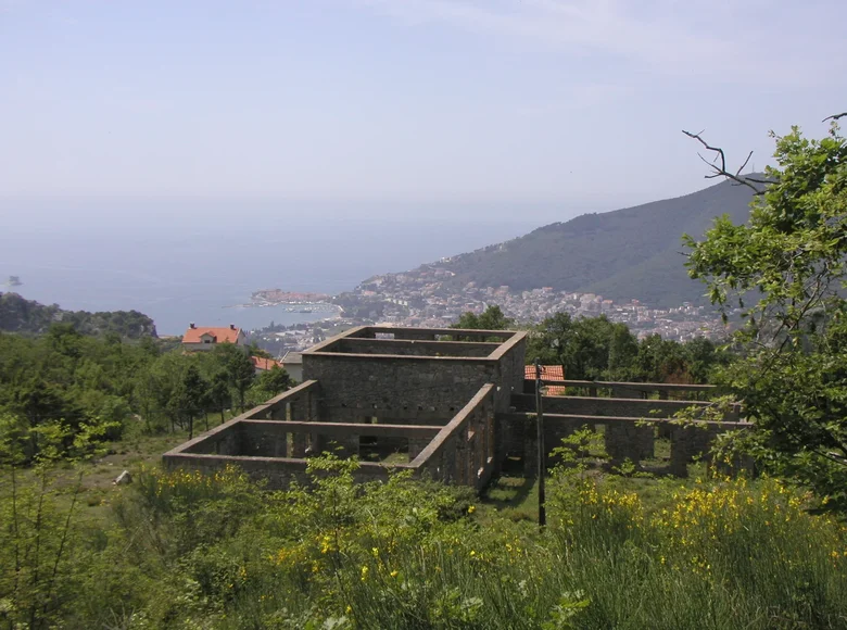 Atterrir  Martici, Monténégro