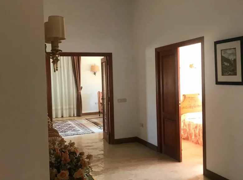 House 10 bedrooms 2 200 m² Denia, Spain