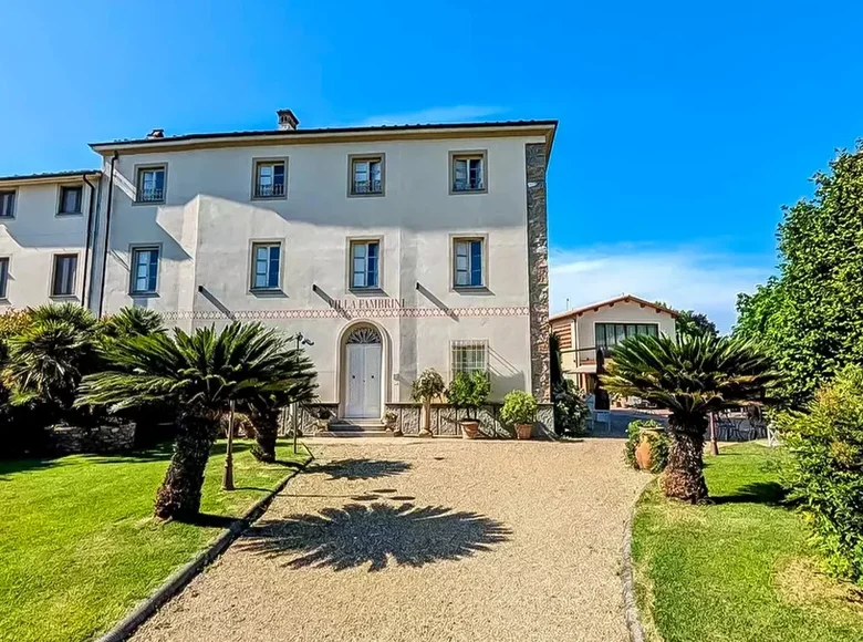 4-Schlafzimmer-Villa 1 500 m² Lucca, Italien