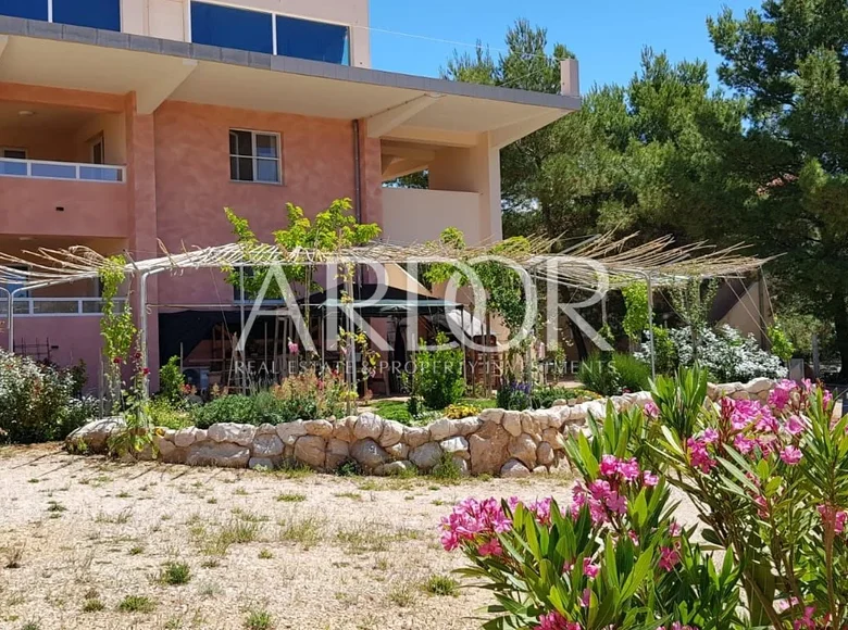 4 bedroom house 532 m² Barbat, Croatia