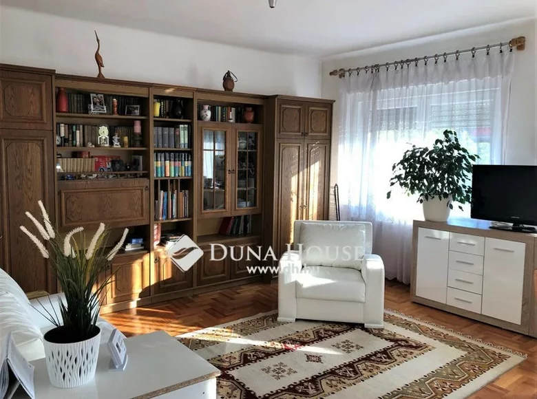 House 3 bathrooms 125 m² in Central Hungary, All countries
