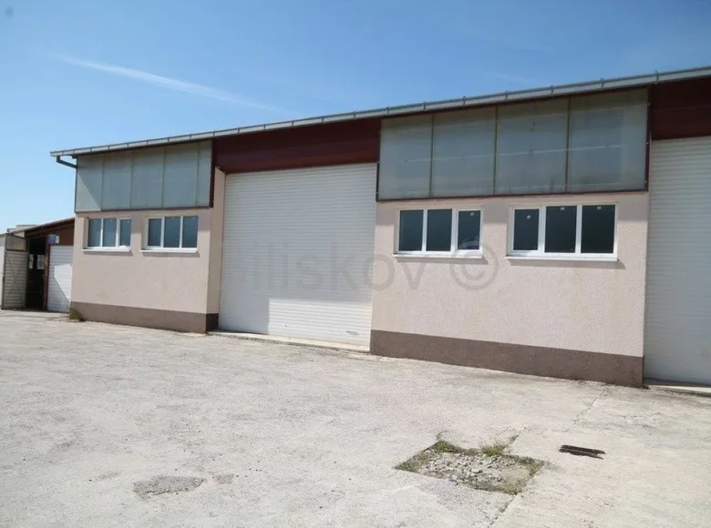 Almacén 330 m² en Kastel Luksic, Croacia