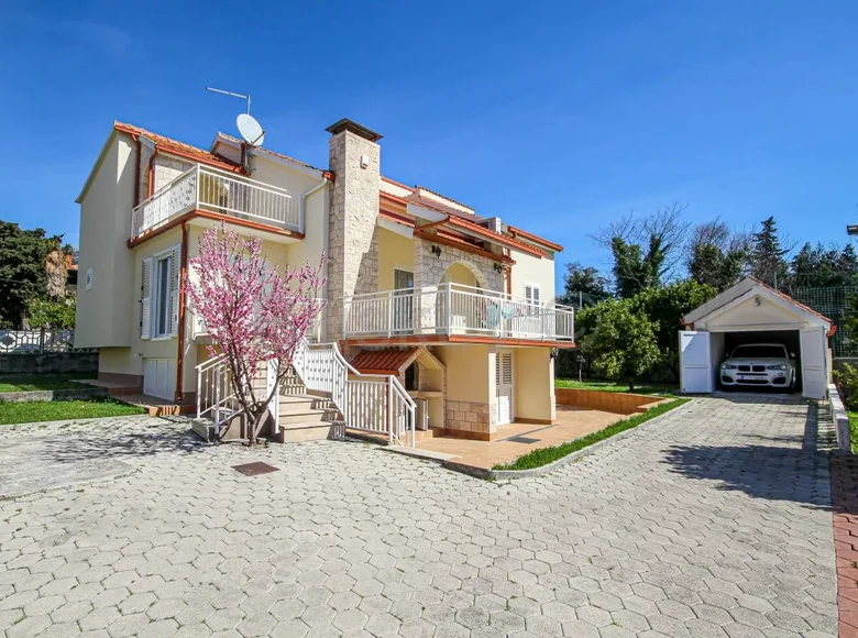 9 room house 300 m² Kastel Luksic, Croatia