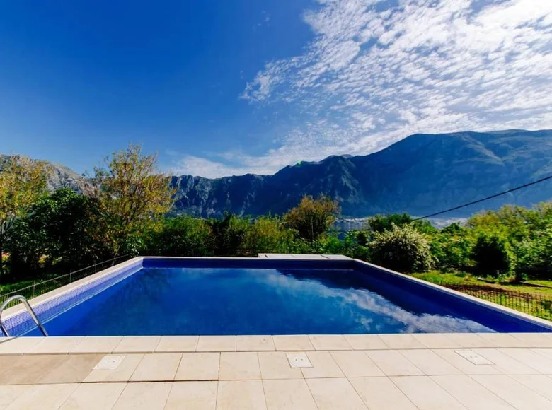 2 bedroom apartment 70 m² Prcanj, Montenegro