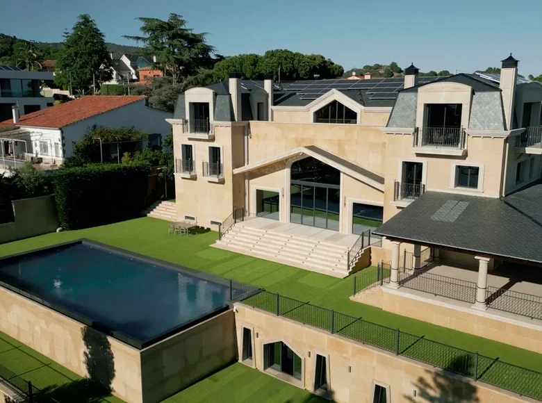 Villa 8 bedrooms 2 000 m² Badalona, Spain