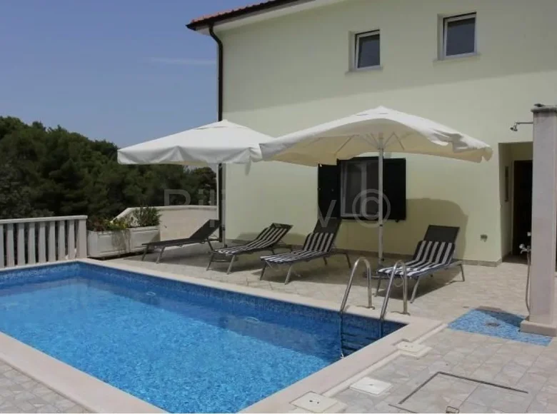 5 room house 230 m² Splitska, Croatia