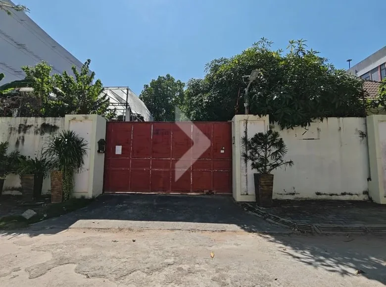 6 room villa  in Sangkat Phnom Penh Thmei, Cambodia