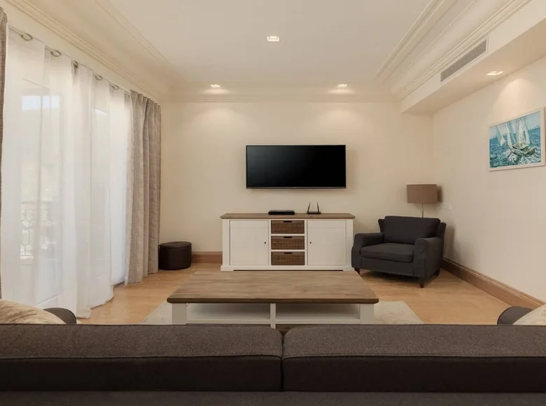 Квартира 1 спальня 66 м² Тиват, Черногория