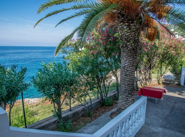 Дом 4 спальни  Добра Вода, Черногория