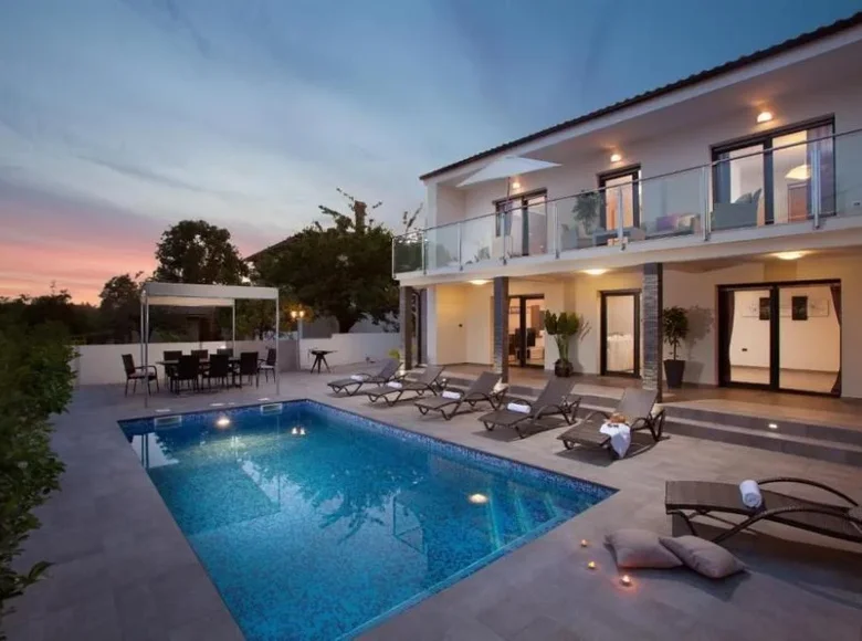 4 bedroom Villa 220 m² Grad Pula, Croatia