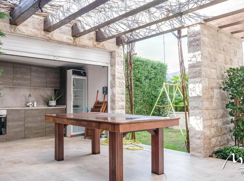 villa de 5 dormitorios 210 m² Dobrota, Montenegro