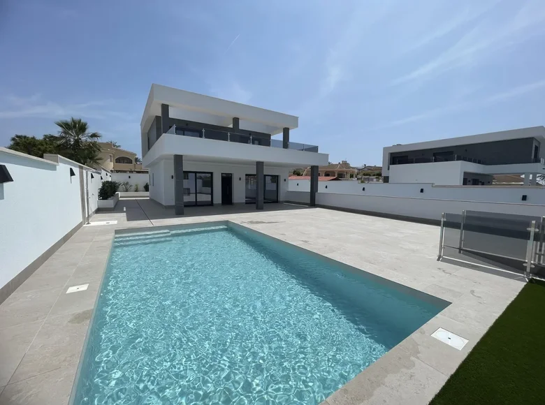 Villa de tres dormitorios 282 m² Urbanizacion Dona Pepa, Španjolska