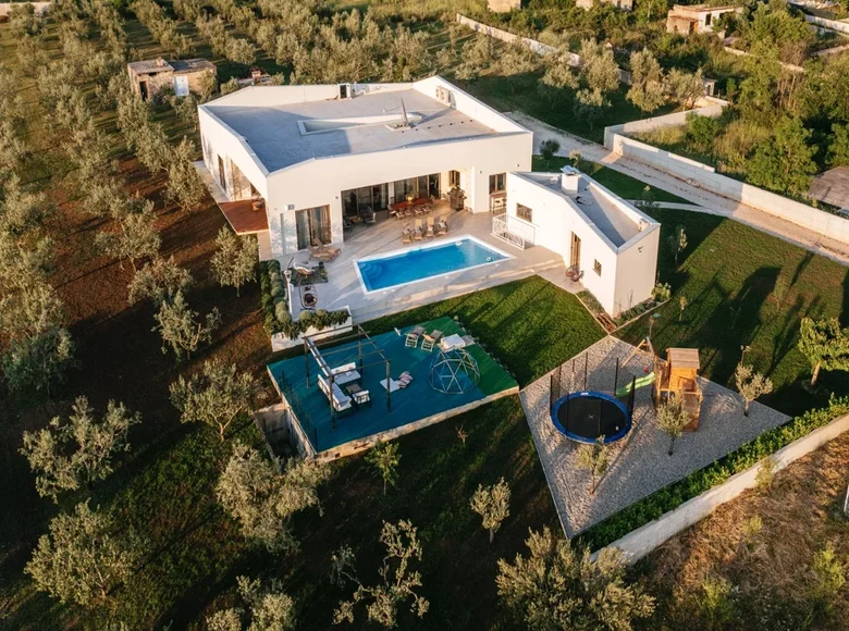 Propiedad comercial 545 m² en Kozino, Croacia