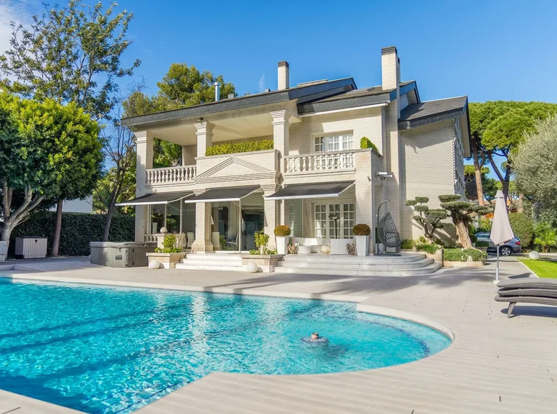 Villa de 7 dormitorios 642 m² Castelldefels, Španjolska