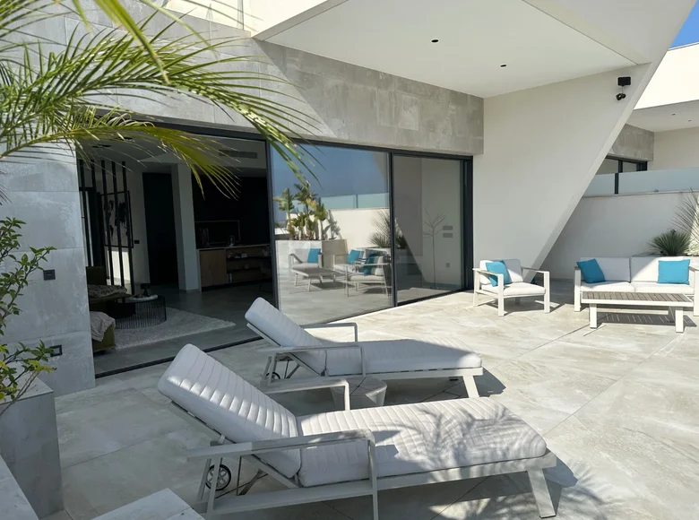4 bedroom Villa 240 m² Urbanizacion Dona Pepa, Spain