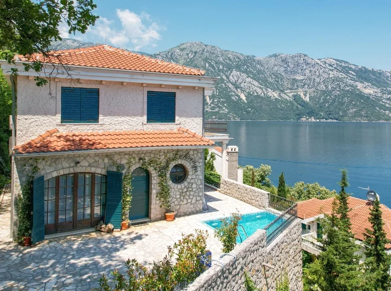 Villa de 9 habitaciones 241 m² Kostanjica, Montenegro