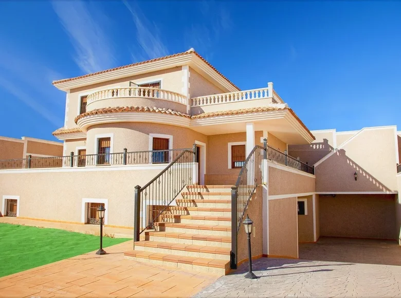 3-Schlafzimmer-Villa 335 m² Torrevieja, Spanien