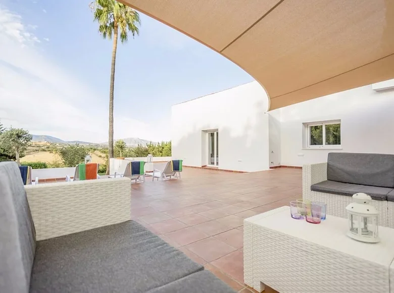 Villa de 4 dormitorios 269 m² Estepona, Španjolska