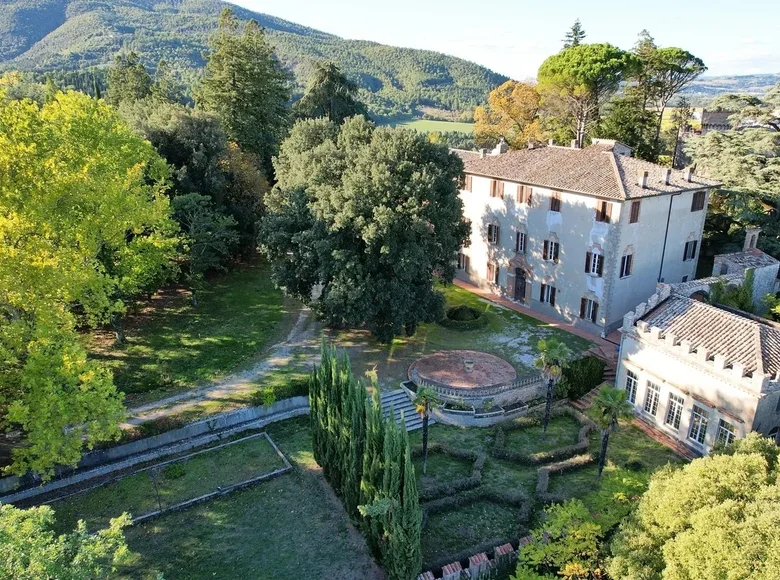 Villa 15 habitaciones 5 000 m² Perugia, Italia