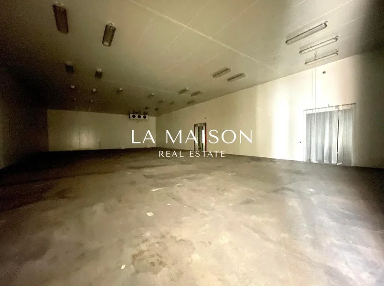 Entrepôt 2 390 m² à Nisou, Chypre