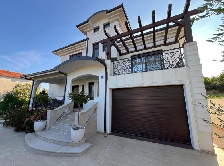 3 bedroom house 277 m² Radovici, Montenegro