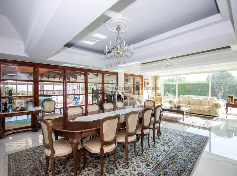 villa de 5 dormitorios 826 m² Deryneia, Chipre