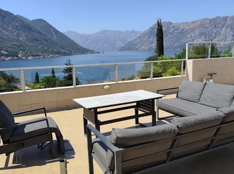 2 bedroom apartment 76 m² Dobrota, Montenegro