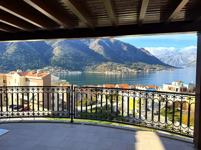 2 bedroom apartment 112 m² Dobrota, Montenegro