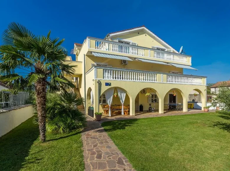 Villa 13 habitaciones 681 m² Milohnici, Croacia