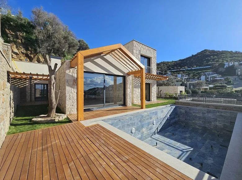 5 bedroom villa 237 m² Gumusluk, Turkey