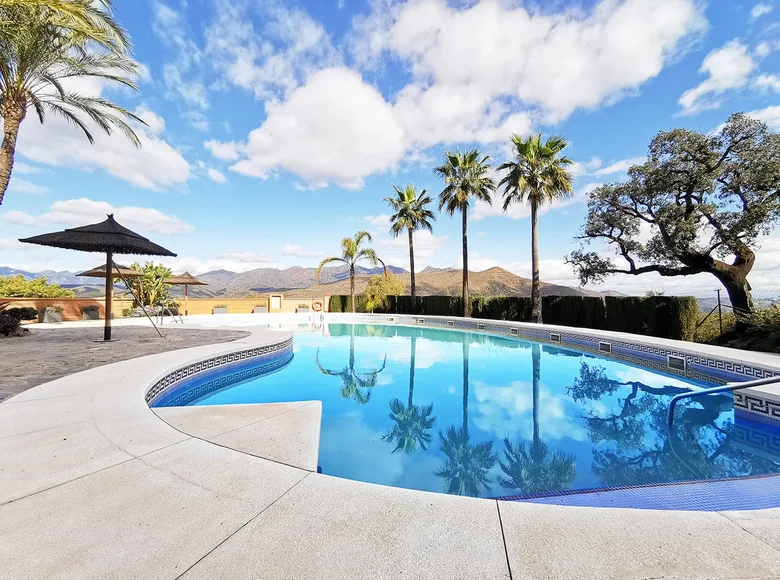 Mieszkanie 2 pokoi 180 m² Marbella, Hiszpania