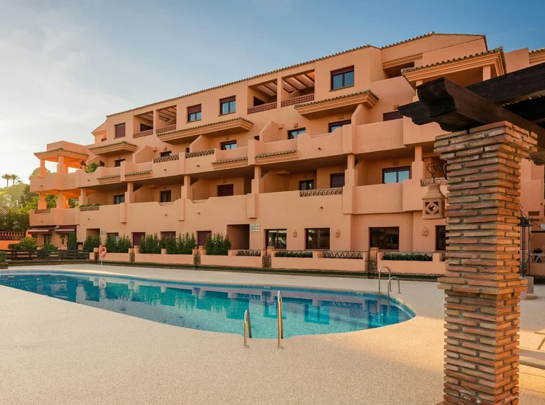 Mieszkanie 2 pokoi 80 m² Benahavis, Hiszpania