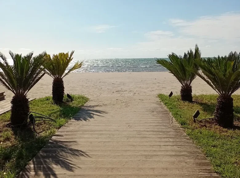 Stylish Studio for Rent: Short-Term, Long-Term & Daily! + Parking/Garage (Please Specify)