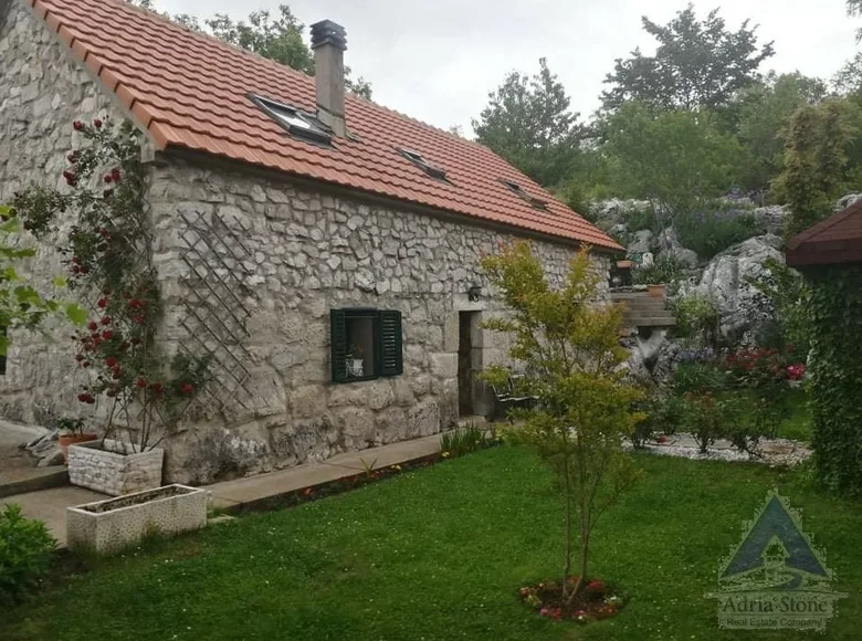 Atterrir 2 chambres 86 m² Njegusi, Monténégro