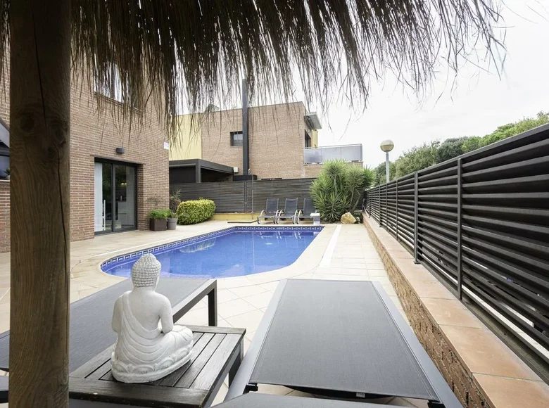 4-Schlafzimmer-Villa 241 m² Lloret de Mar, Spanien