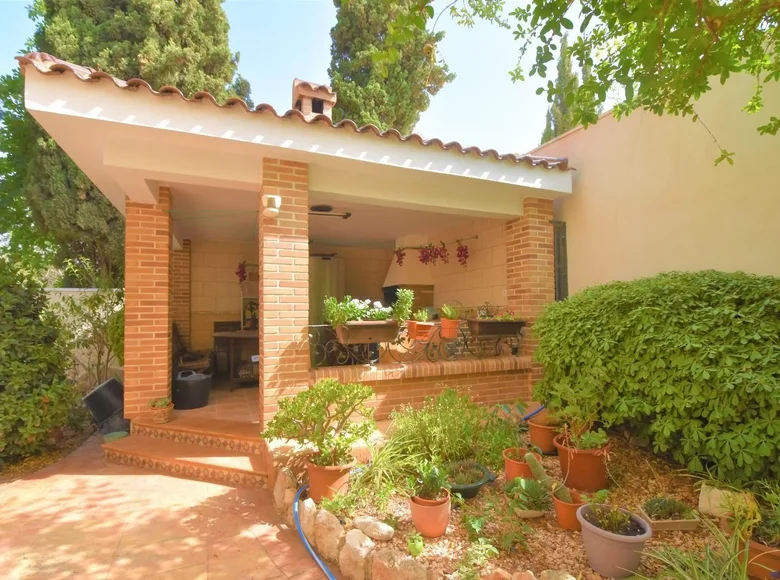 4-Schlafzimmer-Villa 390 m² Urbanizacion Dona Pepa, Spanien