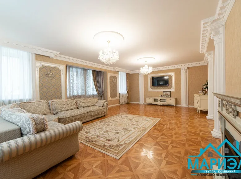 House 547 m² Valiarjanava, Belarus