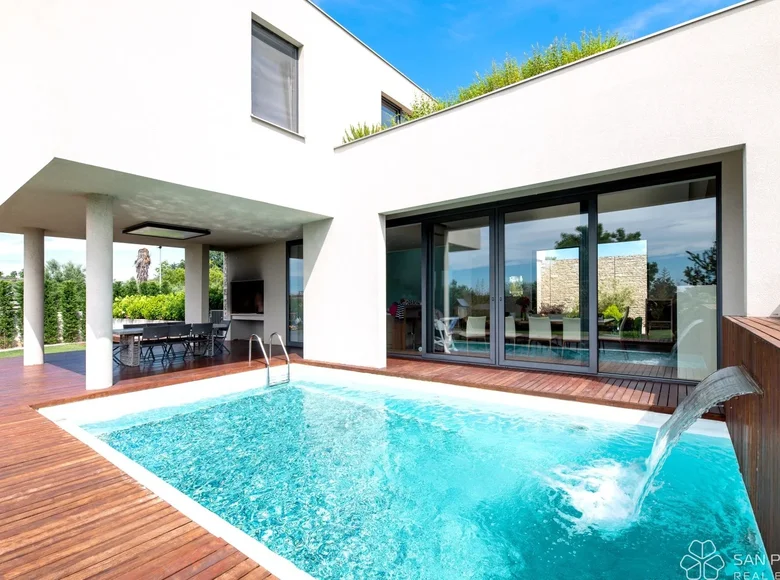 4 bedroom house 420 m² Zambratija, Croatia