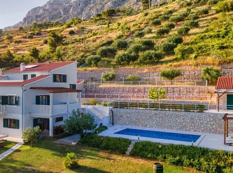 4 bedroom house 330 m² Grad Omis, Croatia