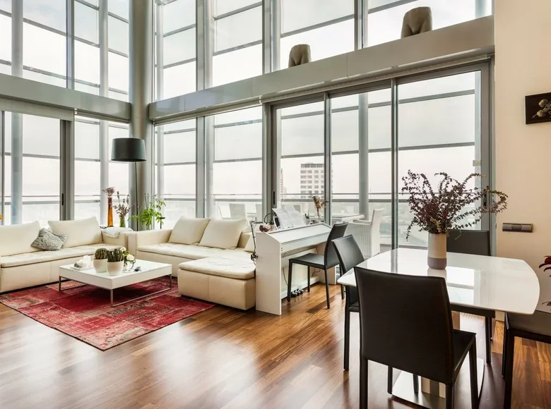 Mieszkanie 3 pokoi 223 m² Barcelona, Hiszpania