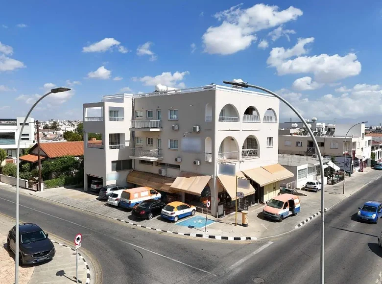 Tienda 207 m² en Lakatameia, Chipre