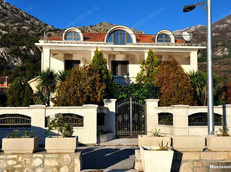 villa de 5 chambres 270 m² Risan, Monténégro
