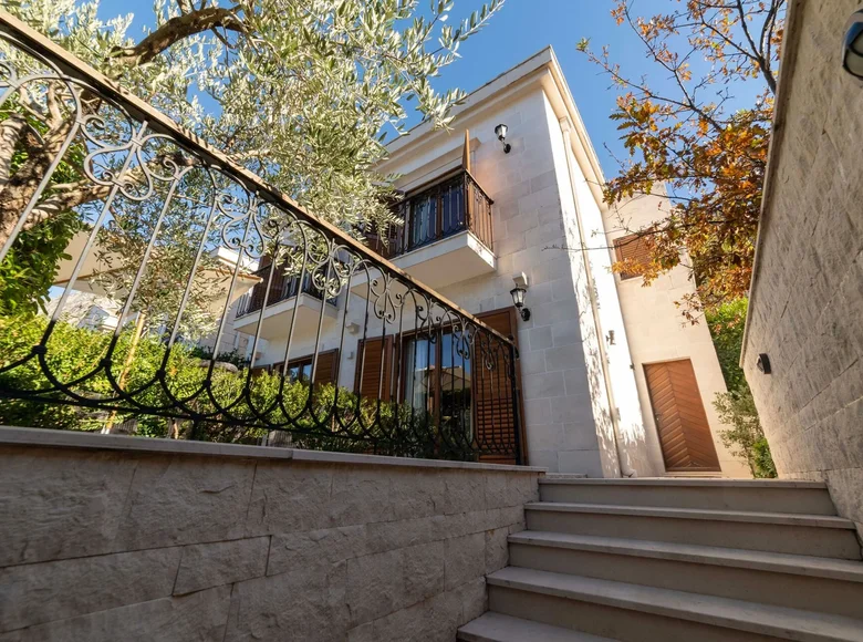 3 bedroom villa 193 m² Dobrota, Montenegro