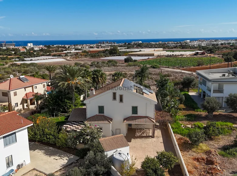 5-Schlafzimmer-Villa 250 m² Paralimni, Zypern