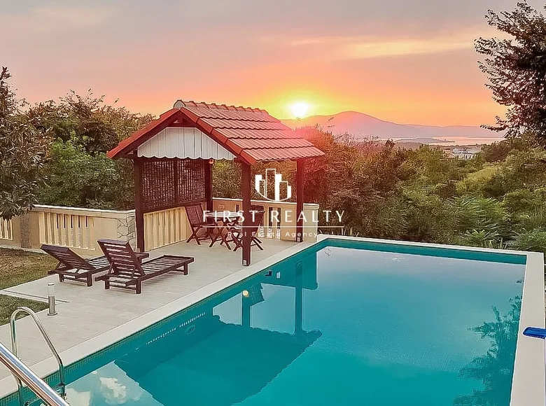 5 bedroom villa 240 m² Dub, Montenegro